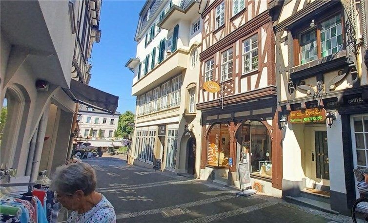 Seit elf Jahren gibt es in der Linzer Rheinstraße einen Weltladen, der Lebensmittel und Kunsthandwerk aus Fairem Handel in seinem Angebot hat, das von der Bevölkerung gut angenommen wird.  Foto: Hans-Joachim Schmitz