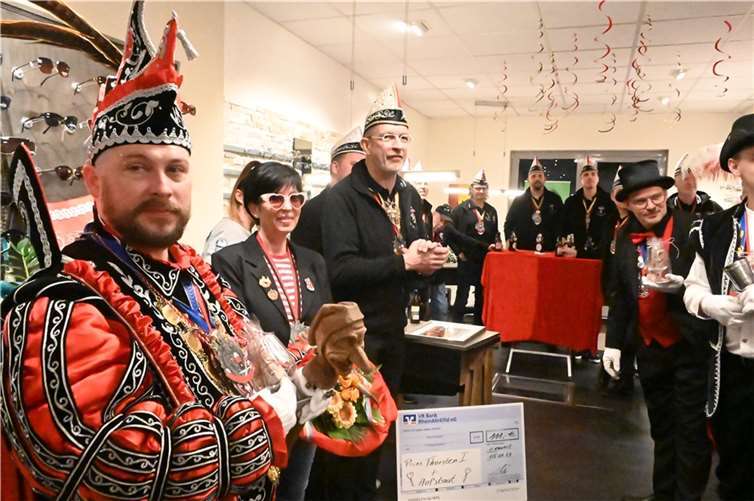 Seit etwa 20 Jahren gibt es im Geschäft „Optik-Uhren-Schmuck Uli Rawert“ den traditionellen Prinzenempfang.  Fotos: SK