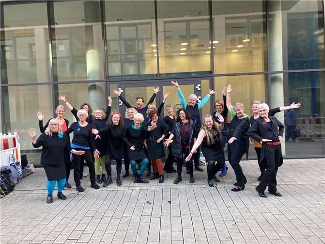 Seit fast 25 Jahren sind die Sängerinnen aus unterschiedlichen Altersgruppen und Berufen ein eingeschworenes Team.  Foto: privat