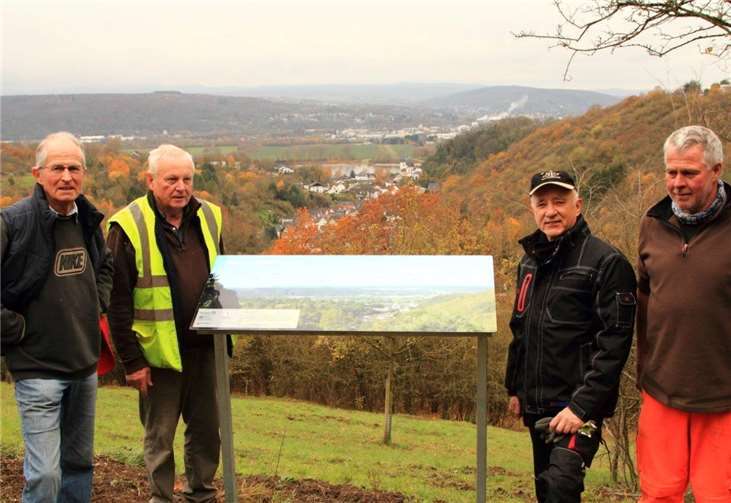 Seit kurzem erklärt eine Panoramatafel den Blick vom Wanderweg.