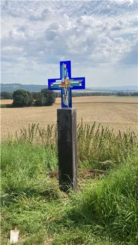 Seit kurzem steht in den Feldern zwischen Eich und Namedy ein neues, wunderschönes Wegkreuz. Foto: privat