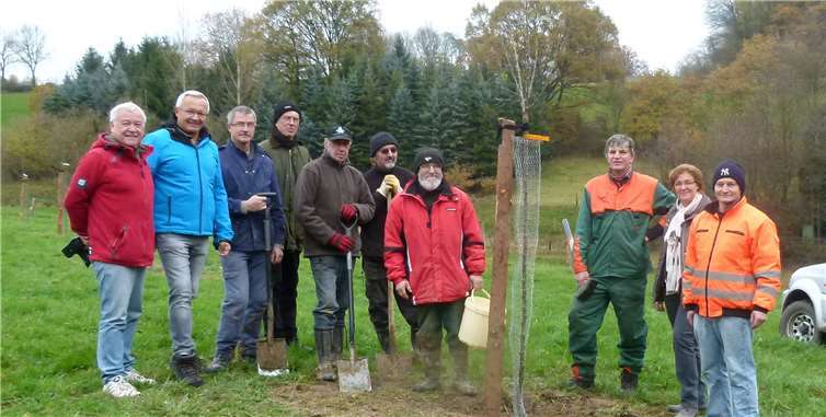 Seit mehr als 20 Jahren engagiert sich der Arbeitskreis für Natur-und Umweltschutz Asbacher Land (ANUAL) für den Erhalt und die Neupflanzung von Streuobstwiesen. Der erste Beigeordnete und zukünftige Landrat des Kreises Neuwied, Achim Hallerbach sowie Ina Heidelbach und Hans-Peter Job von der Unteren Naturschutzbehörde haben sich nun vor Ort über die Arbeit des ANUAL informiert. .Kreisverwaltung