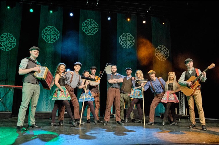 Seit mehr als zehn Jahren begeistert „CELTIC RHYTHMS direct from Ireland“ mit energiegeladenem irischen Tanz, Livemusik, präziser Choreographie in über 500 Shows. Foto: Heiko Kapeller