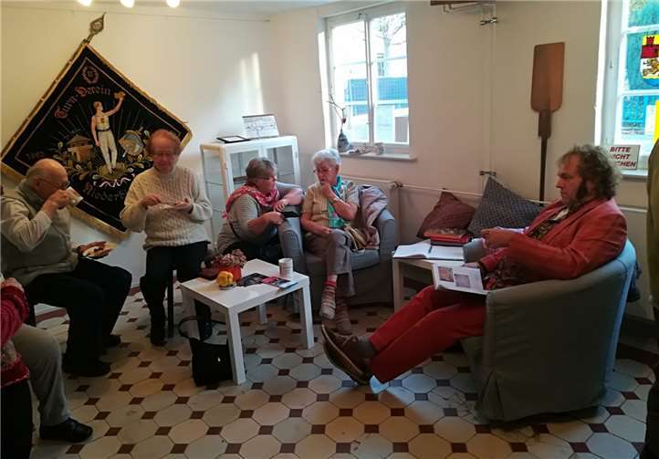 Seit mittlerweile zehn Jahren treffen sich Bürger im Backhaus zum Büchernachmittag. Privat