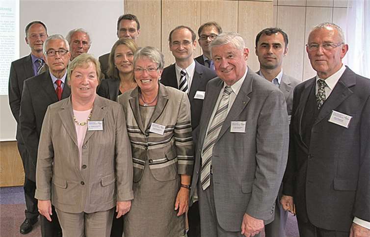 Seit nunmehr 20 Jahren unterstützt der Förderverein mit seinem Vorsitzenden Dr. Gerhard Kreuter (3. von rechts) an der Spitze das Krankenhaus Maria Hilf finanziell und ideell. Heribert Frieling