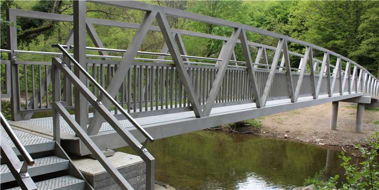Seit rund zwei Wochen ist die Fußgänger- und Radfahrerbrücke im Naturschutzgebiet (NSG) Langfigtal über die Ahr endgültig fertig gestellt.