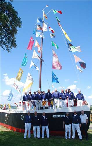 Seit über 30 Jahren begeistert der Bonner Shanty-Chor sein Publikum. Auch haben die Sänger mittlerweile eine Fangemeinde.  privat
