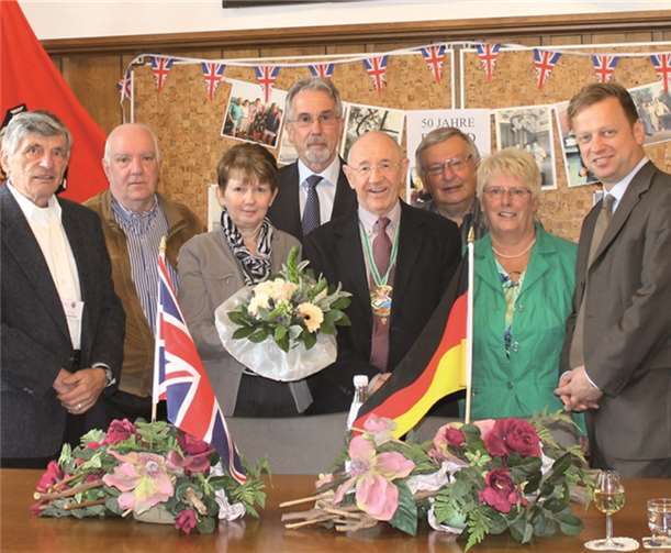 Seit über 50 Jahren besuchen Mervin und Sheila Lewis (Mitte) regelmäßig die Bunte Stadt Linz am Rhein. Beim Empfang im Sitzungssaal des historischen Ratshauses mit (von links) Fritz Ockenfels, Gerd Schwarz, dem Ersten Beigeordneten Dr. Hans-Georg Faust, Werner Wielgorz, Maria Wielgorz und Stadtmanager Thomas Herschbach wurde dieses Jubiläum entsprechend gewürdigt.privat