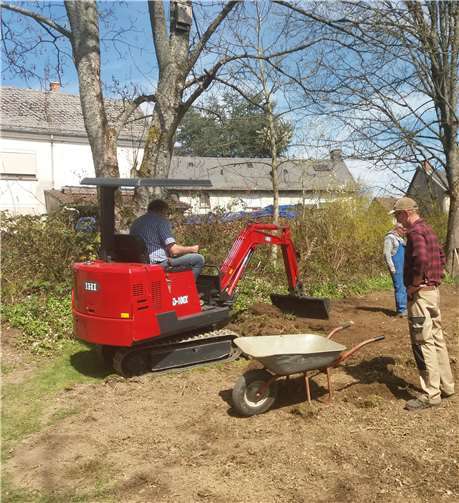 Seit über zwei Wochen wird im Gemeindegarten mit vereinten Kräften gezupft, gebaggert und gegraben.Foto: privat