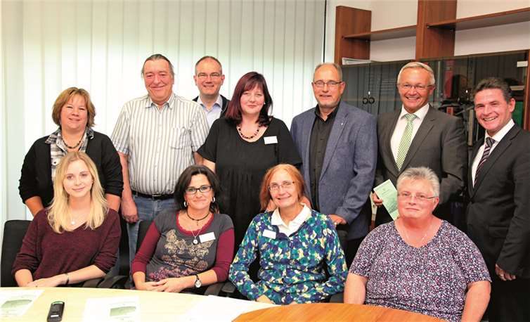 Seit vielen Jahren ist das Krisentelefon eine Anlaufstation für Menschen mit seelischen Problemen und deren Angehörige. Prof. Dr. Jörg Degenhardt, der Chefarzt des Klinikums, der 1. Kreisbeigeordnete Achim Hallerbach und Dr. Ulrich Kettler, der Psychiatrie-Koordinator des Kreises (hintere Reihe v.re.) dankten den Mitarbeiterinnen und Mitarbeitern des Klinikums für ihr außergewöhnliches Engagement. Heribert Frieling