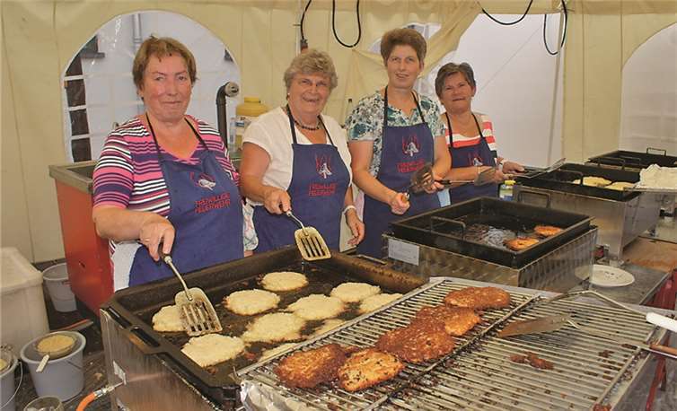 Seit vielen Jahren kümmern sich dieselben Damen verlässlich um die Zubereitung der Kröbbelchen. GH