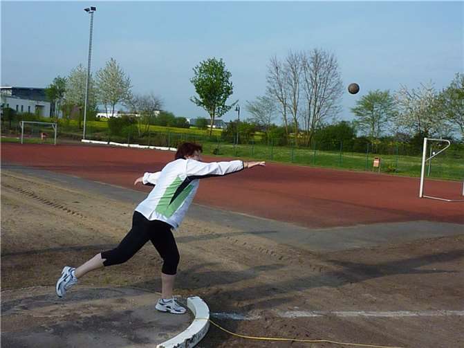 Seit vielen Jahren nutzen Sportlerinnen und Sportler jeden Alters das Angebot zum Erwerb des Deutschen Sportabzeichens bei der TG Polch.  Foto: S. Schwenzer