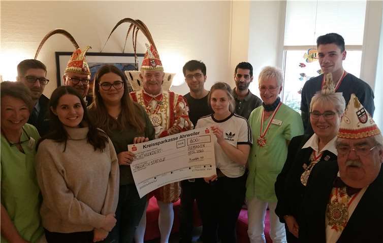 Seit vielen Jahren unterstützen Mathias Rudolphi und sein Unternehmen die Remagener Palliativstation. In diesem Jahr überbrachte Rudolphi den Spendenscheck in seiner Rolle als Tollität von Ahrweiler und begleitet von einer närrischen Abordnung. Foto: privat