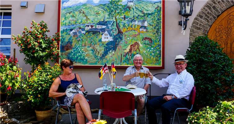 Seit vielen Jahren verschönert der passionierte Maler Albrecht Dinkel zur Freude des Ortsbürgermeisters das Kirmes-Café mit einem Gemälde.