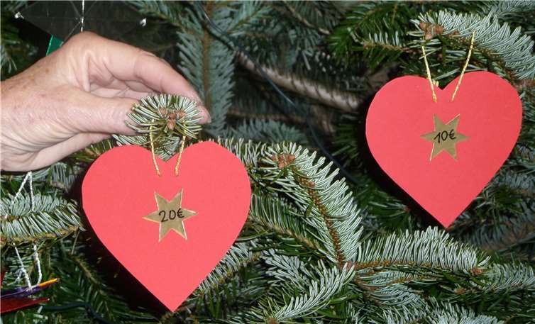 Seit vielen Jahren werden die Weihnachtsbäume in den Geldinstituten der Stadt Remagen in der Vorweihnachtszeit mit den Herzen der Bürgerstiftung geschmückt.Fotos: privat