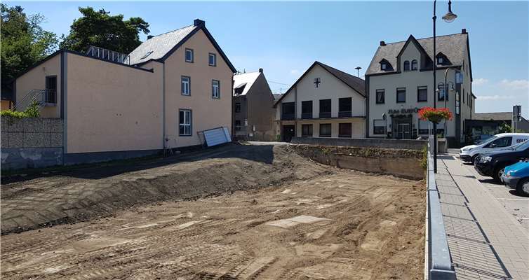 Seit wenigen Tagen finden die Bauarbeiten zur Erhöhung des Gelände-Niveaus in der Burgstraße statt. Der Bereich ist ein Überbleibsel des ehemaligen Wassergrabens des 1794 zerstörten kurfürstlichen Schlosses zu Kärlich.Fotos: KH