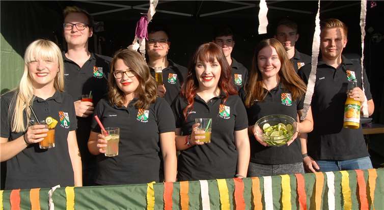 Seit zwei Jahren beteiligt sich auch die Steimeler Dorfjugendam Spießbratenfest und bietet leckere Cocktails an.