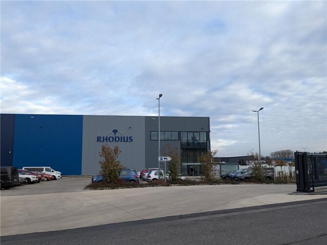 Seit zwei Jahren ist das Rhodius-Logistikzentrum im Gewerbegebiet bei Niederzissen in Betrieb. Fotos: KS