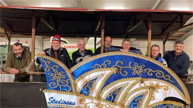 Seit zwei Wochen treffen sich die Herren fast täglich zum Bau des Prunkwagens.  Foto: privat