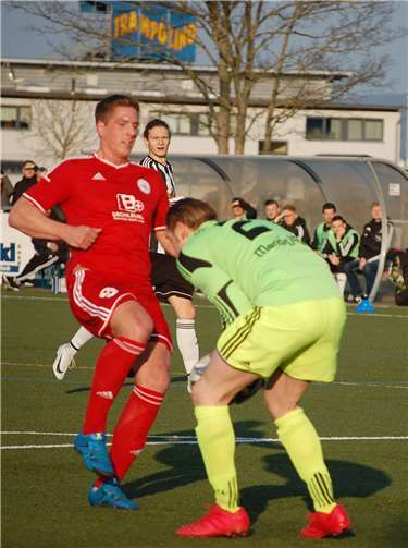 Seitenwechsel: Niklas Nett wirft sich in dieser Szene als Torhüter der SG Eintracht Mendig/Bell dem Andernacher Angreifer Jan Hawel entgegen, im Hintergrund sieht Milan Rawert zu. Seit vergangener Woche sind Nett und Hawel wieder Teamollegen.