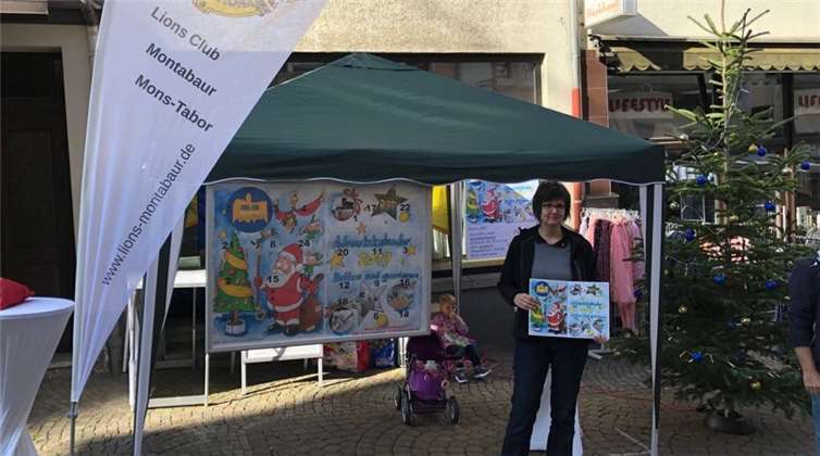 Sekretärin Kathrin Wallroth beim Verkauf auf dem Schustermarkt.Fotos: privat