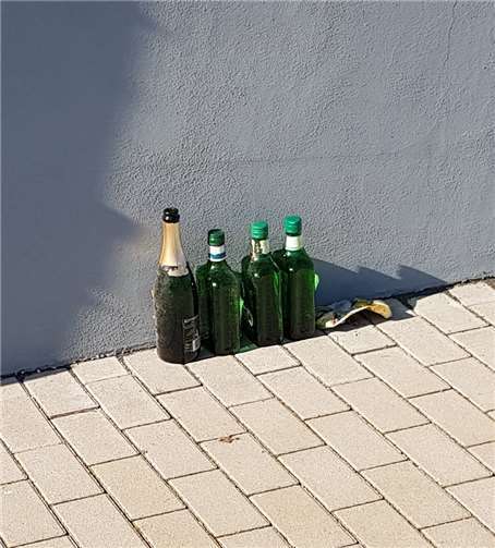 Sekt- und Schnapsflaschen an einer schwer einsehbaren Seitenfläche der Kirche. Fotos: privat