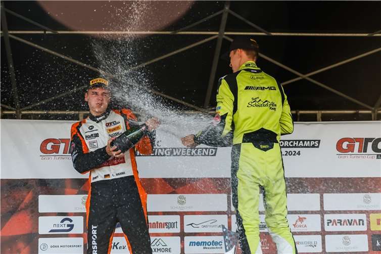 Sektdusche bei der Siegerehrung.