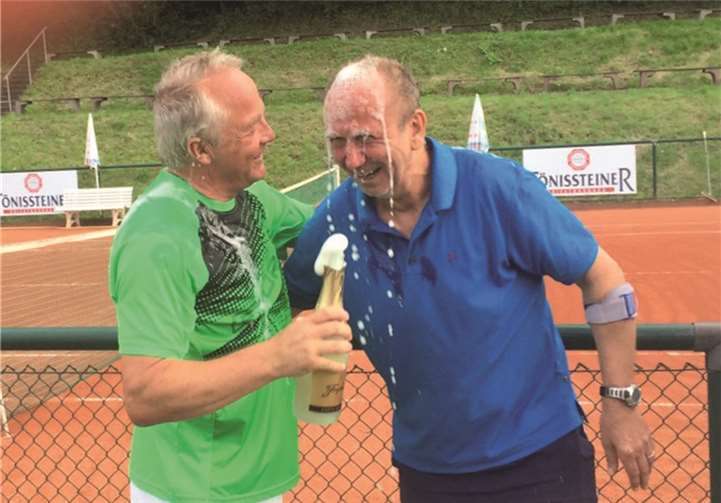 Sektdusche für Geburtstagskind Uli Adams (links Reinhold Neudeck, rechts Uli Adams).