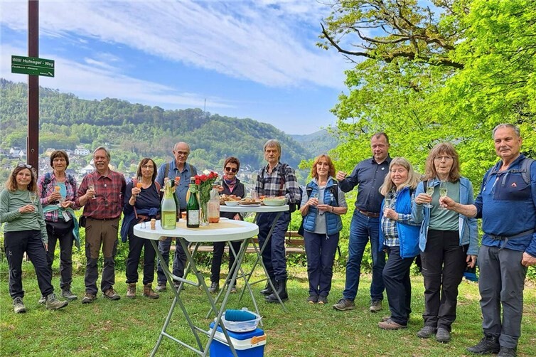 Sektempfang am Gipfelkreuz