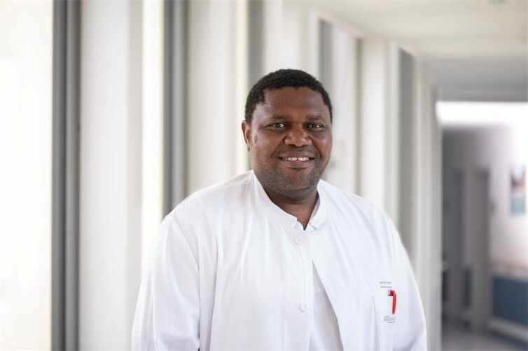 Sektionsleiter Hermann Sighomnou Guemto,Facharzt für Innere Medizin und Gastroenterologie mit Zusatzbezeichnung medikamentöse Tumortherapie, Facharzt für Geriatrie