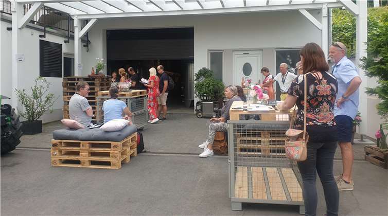 Sektprobe in Station 1 mit interessierten Weinliebhabern.Foto: privat
