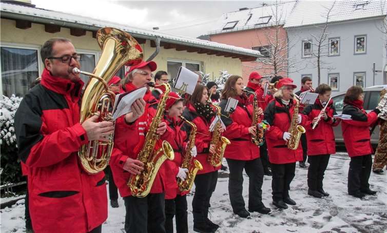 Selbs im Schnee bringen die Husaren die Stimmung zum Kochen.privat
