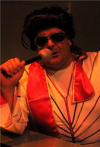 Selbst Elvis Presley kehrte von den Toten zurück, um sich den Köhball nicht entgehen zu lassen.