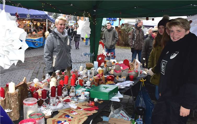 Selbst Gebasteltes boten die B-Mädchen des SV Ellingen an.