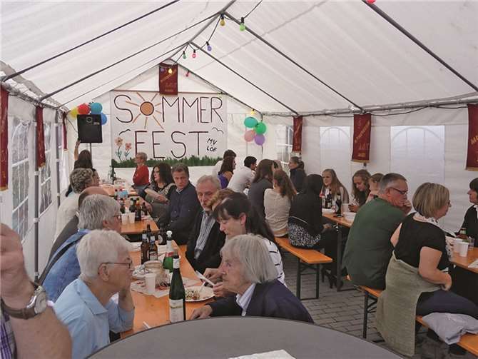 Selbst Regen brachte den MV Löf nicht aus der Feierlaune.privat