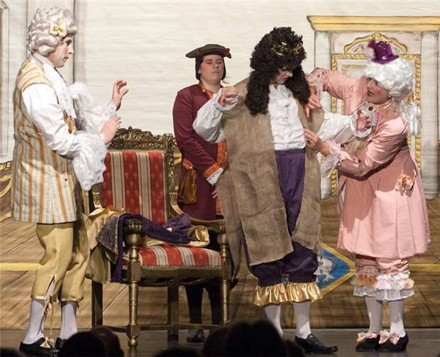 Selbst Sachleinen mussten herhalten, um die Kleiderwut des Kaisers zu befriedigen.