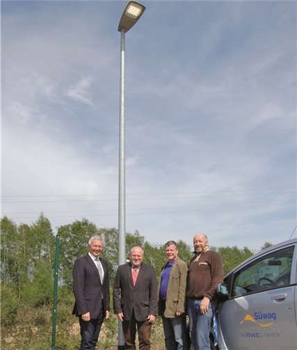 Selbst bei Sonnenschein sind die hellen LED-Leuchten gut zu erkennen: (v.l.n.r.) 1.Kreisbeigeordneter Achim Hallerbach, Regionaler Syna-Standortleiter Patrick Weißenfels, Abteilungsleiter Abfallwirtschaft Dietmar Kurz, Baukoordinator Joachim Purschke.Privat