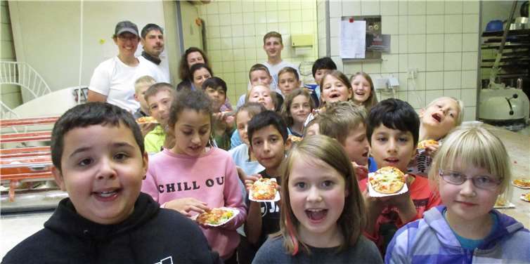 Selbst belegt und frisch gebacken schmeckten die Pizzabrötchen den Grundschulkindern gleich noch einmal so gut. Fotos: privat