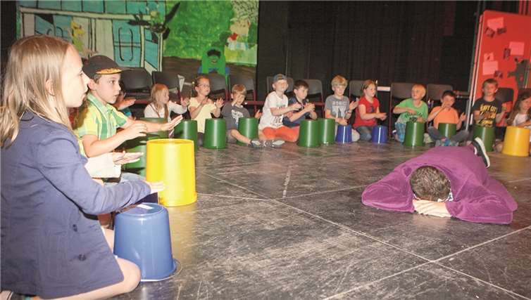 Selbst das Trommeln auf dem Eimer konnte den schlafenden Gargamel nicht aufwecken.