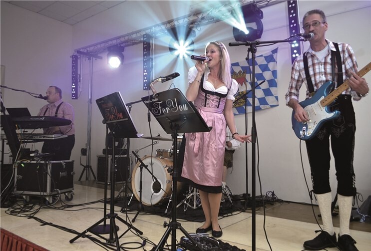 Selbst die Bandmitglieder Dieter von links Sarah und Detlev spielten im Bayernlook. -HEP-