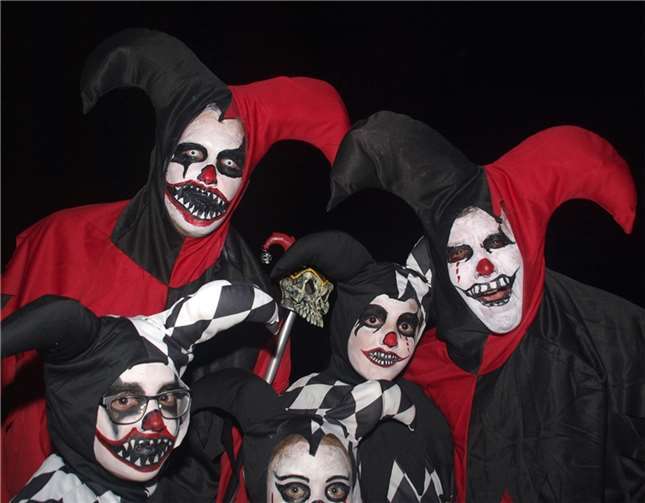 Selbst die Besucher hatten sich in ungewöhnliche Kostüme gesteckt, was ein tolles Bild zauberte.US