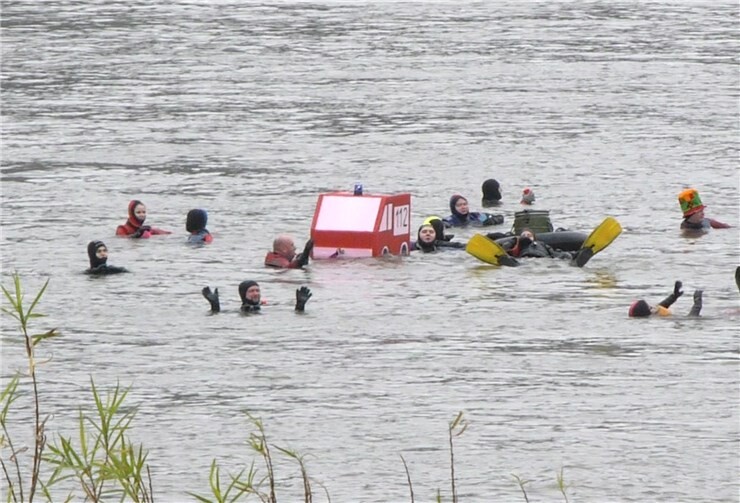 Selbst die Feuerwehr ging baden. Foto: CF