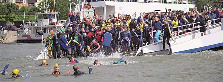 Selbst die wenig sommerliche Witterung konnte den Rheinschimmern den Spaß am „Wellenbad“ nicht vermiesen. DL