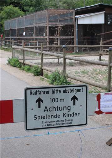 Selbst diese Schilder hielten nicht alle vom Radfahren ab.