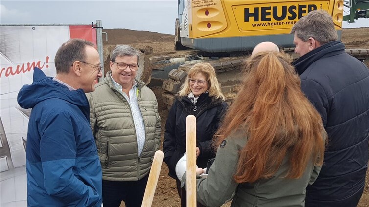 Selbst durch den ein oder anderen Regenschauer ließen sich die Verantwortlichen die gute Stimmung beim 1. Spatenstich nicht verderben.