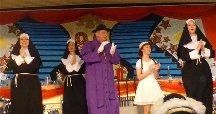 Selbst ein hoher Geistlicher (Leo Bell) erinnerte an die „Dornenvögel“.