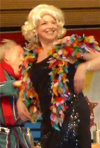 Selbst ein hoher Geistlicher (Leo Bell) erinnerte an die „Dornenvögel“.