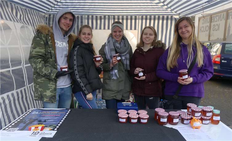 Selbst eingekochte Marmelade boten die Schüler/Innen der IGS Polch zugunsten ihrer Abiturfeier an. Fotos: TE