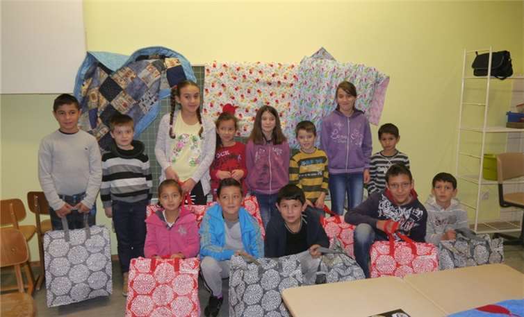 Selbst für das Foto mochten die Kinder ihre Decken nicht mehr auspacken - sie sollten unversehrt zu Hause ankommen. privat