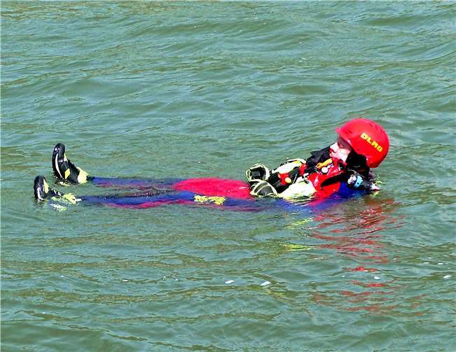 Selbst für die erfahrenen und gut ausgerüsteten Rettungsschwimmer der DLRG stellt die Strömung im Rhein immer wieder eine Herausforderung dar. Foto: DLRG Andermach